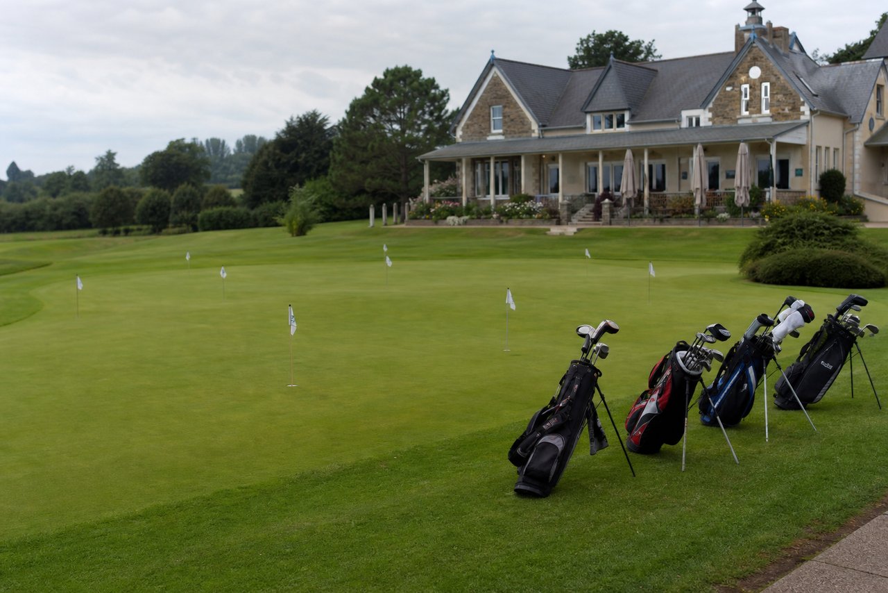 Putting green, sacs de golf et club-house du golf de Niort